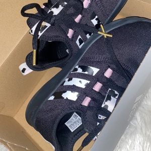 Brand new women’s adidas cloud foam size 6!!